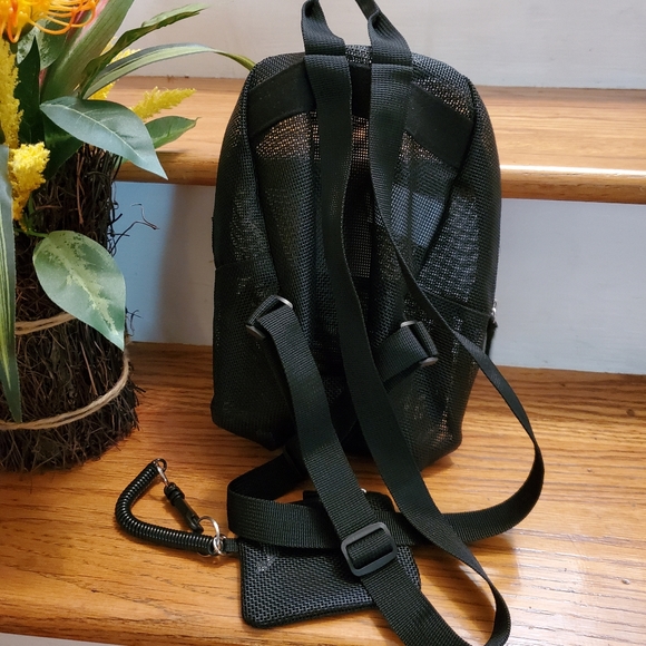 Mesh Backpack - Picture 2 of 3